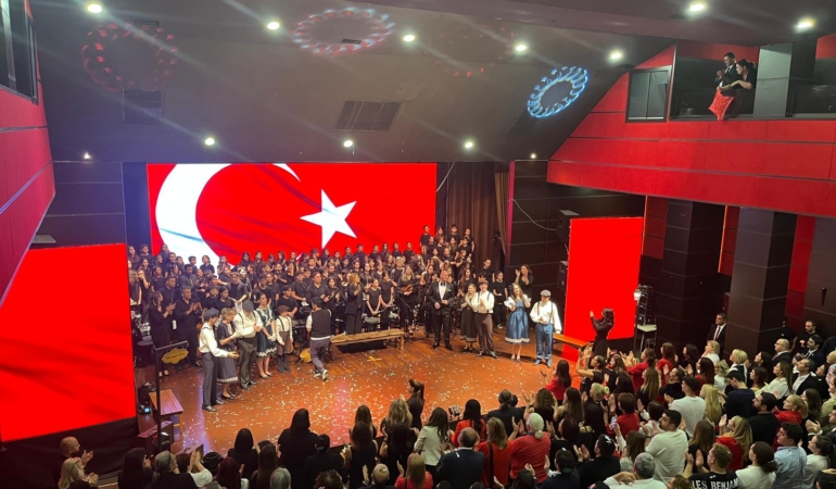 Anabilim Eğitim Kurumları Sahnesinde Cumhuriyet Destanı Bir Kez Daha Hayat Buldu!