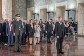 Muayenehane Hekimleri 1 Ekim Dolayısıyla Anıtkabir Ziyaretinde Bulundu