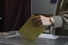 Hatay'da son seçim anketi siyasi tablonun değiştiğini gösterdi. Depremden etkilenen kentte birinci parti el değiştirdi. Anketçi Murat Kızılboğa'ya göre AKP ile zirve arasındaki fark 4,9 puan olarak ölçüldü.