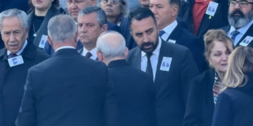 Özgür Özel ve Kemal Kılıçdaroğlu Meclis'teki Cenaze Töreninde Bir Araya Geldi