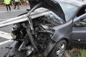 Gümüşhane'de Otomobilin Bariyerlere Çarpması Sonucu Bir Kişi Öldü, Dört Kişi Yaralandı